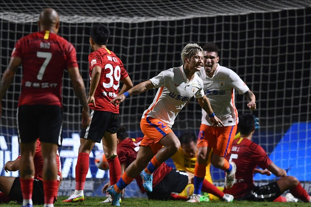  曼城替补奇兵建功，福登终场前绝杀助球队登顶积分榜